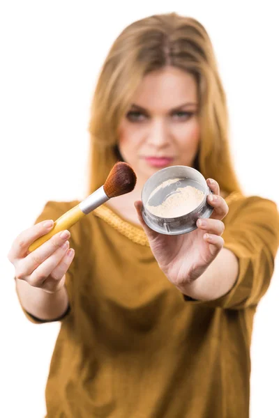 Smiling woman applying face powder — Stock Photo, Image