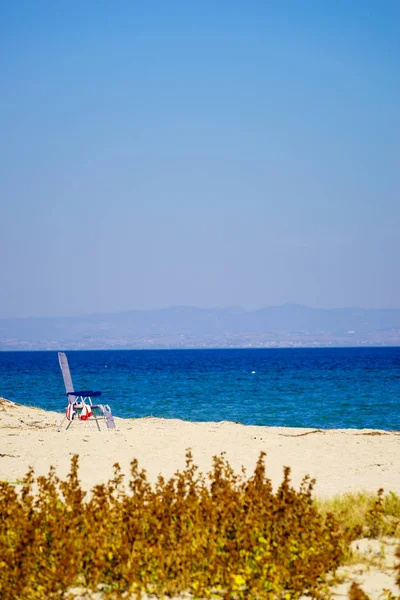 Solstol på stranden — Stockfoto