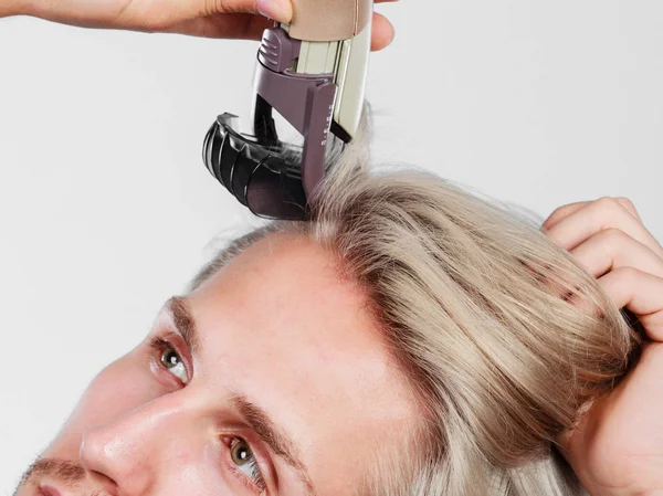 Homem vai raspar seu cabelo longo — Fotografia de Stock
