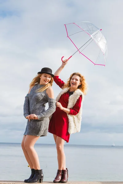 두 여자와 우산 — 스톡 사진