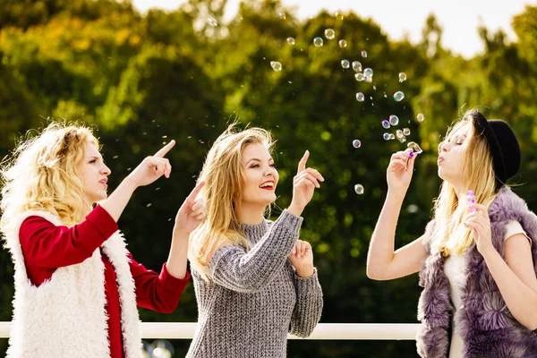 Vrouwen blazen zeepbellen, plezier maken — Stockfoto