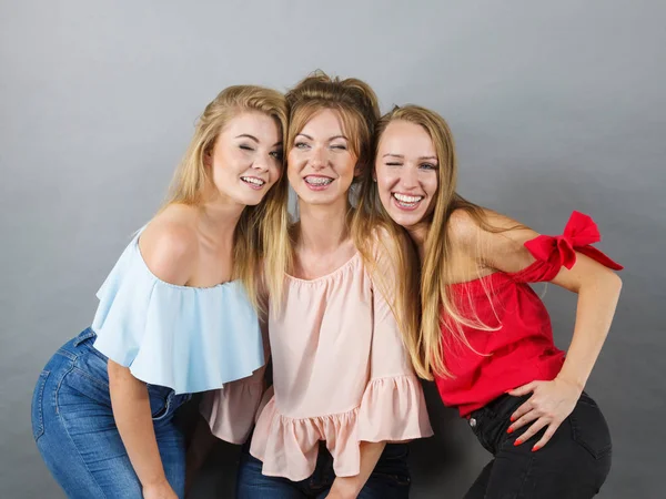 Olumlu bayan arkadaşlar eğleniyor.