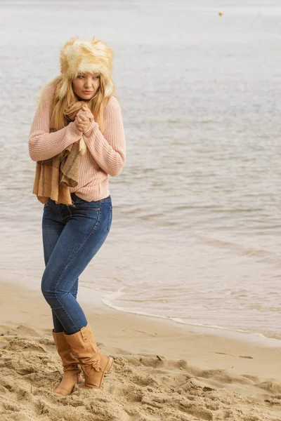 Woman in stylish outfit feeling cold by the sea — Stock Photo, Image