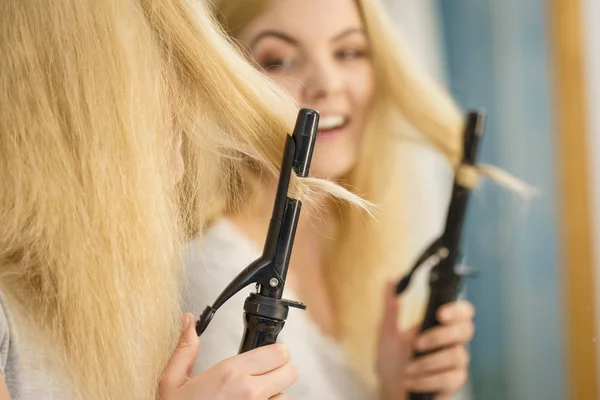 Mujer usando rizador de pelo — Foto de Stock