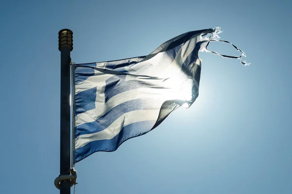 Yunan bayrağı dalgalanan o Rüzgar. — Stok fotoğraf