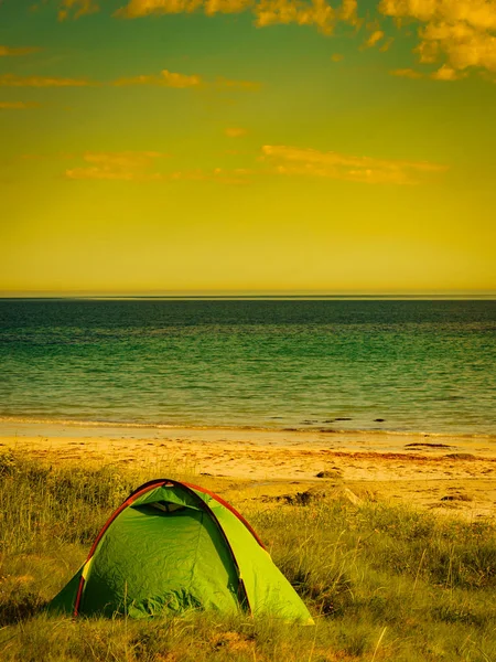 Морской пейзаж с палаткой на пляже, Лофотен Норвегия — стоковое фото