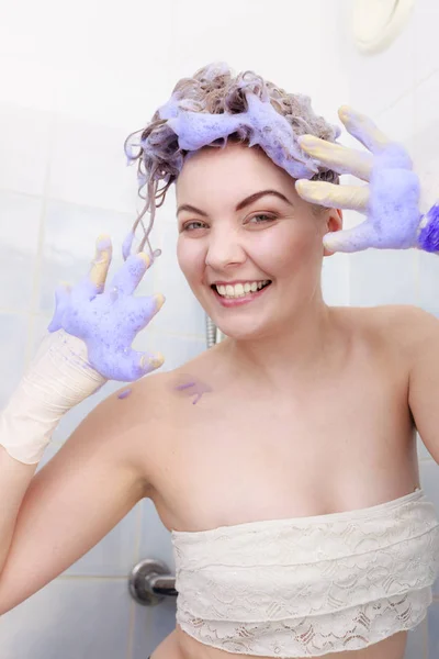 Lustige Frau mit Toner-Shampoo im Haar — Stockfoto