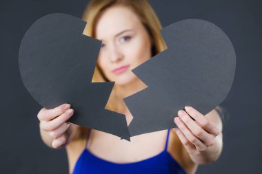 Üzgün kadın tarafından kırık kalp kaplı.