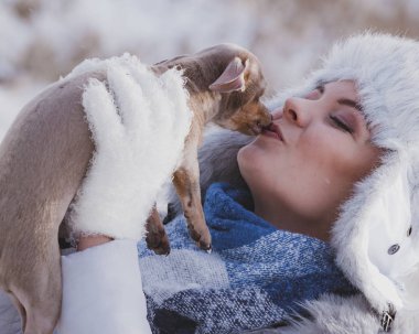 Kış aylarında köpekle oynamayı kadın