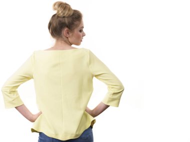 Sıradan kıyafetler giyen bir kadın.