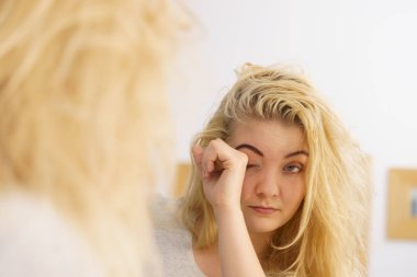 Kadın banyoda yorgun hissetme