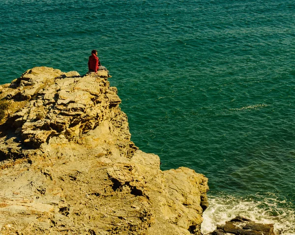 Donna turistica sulle scogliere del mare in Spagna — Foto Stock