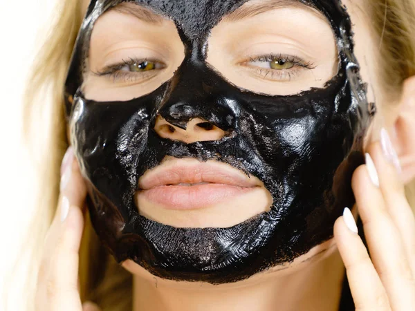 Meisje met gedroogde Peel-Off zwart masker op gezicht — Stockfoto