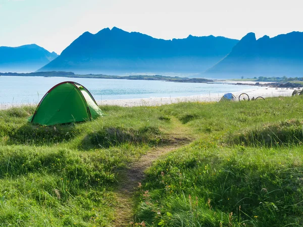 Lofoten 노르웨이 해변에 텐트와 바다 — 스톡 사진