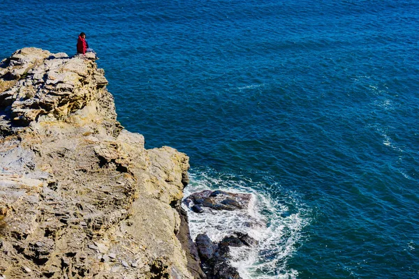 İspanya 'da deniz kayalıklarında turist kadın