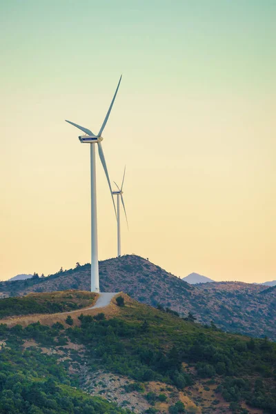 Moulins à vent sur les collines grecques — Photo