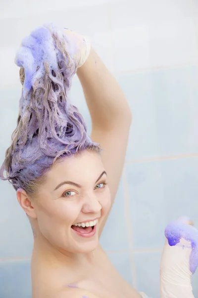 Женщина намазывает шампунь тонером на волосы — стоковое фото