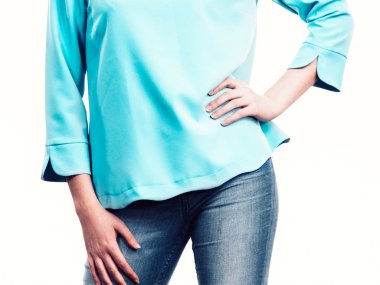 Sıradan kıyafetler giyen bir kadın.