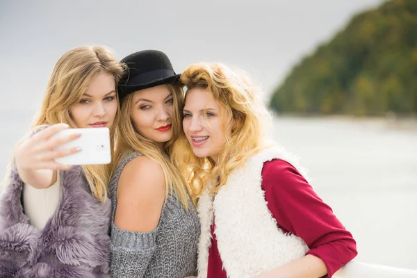 Drie vrouwen nemen selfie buiten — Stockfoto