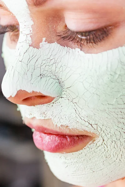 Ragazza con maschera di fango sul viso — Foto Stock