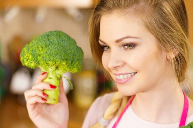 Brokoli sebze tutan kadın