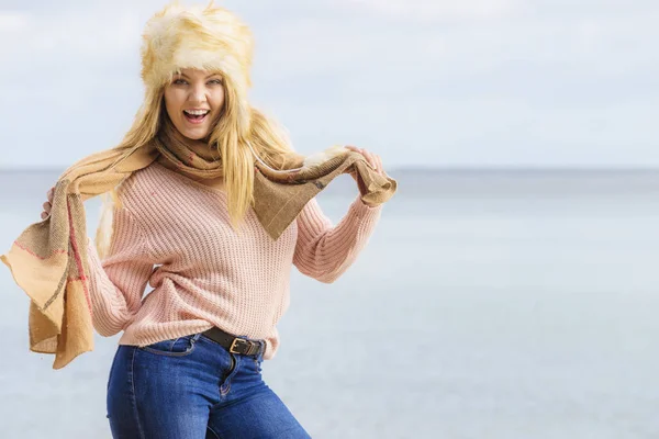 Fashionable woman on beach — Stock Photo, Image