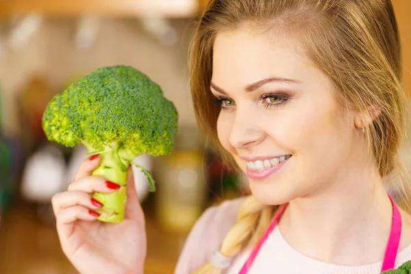 Kobieta trzyma warzyw brokuły — Zdjęcie stockowe