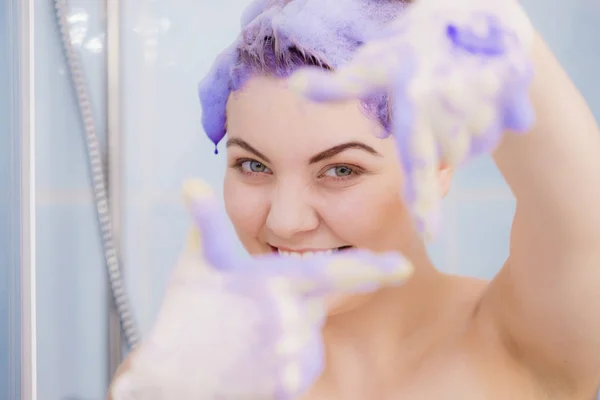 妇女应用在她的头发上的碳粉洗发水 — 图库照片