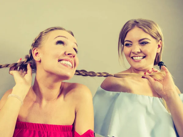 Mujer mostrando su mejor amiga trenza —  Fotos de Stock