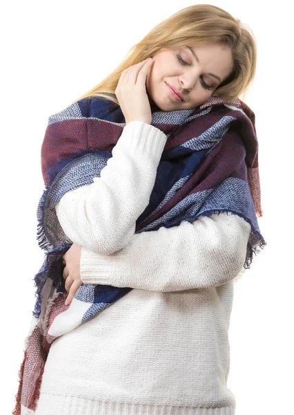 女性の身に着けている暖かいスカーフ — ストック写真