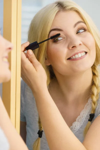 Frau verwendet Wimperntusche auf ihren Wimpern — Stockfoto