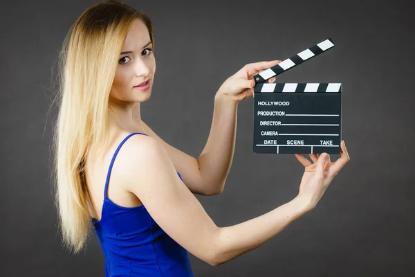 Mulher segurando ardósia filme profissional — Fotografia de Stock