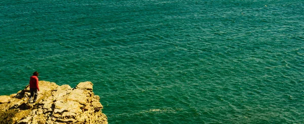 İspanya 'da deniz kayalıklarında turist kadın — Stok fotoğraf