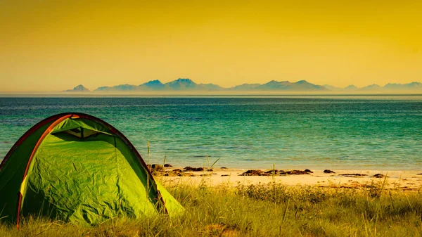 Tenda sulla spiaggia sul mare, Lofoten Norvegia — Foto Stock