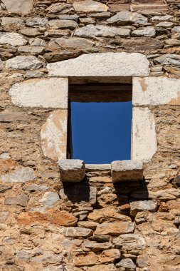 Mimari detay. Pencere ile eski taş duvar.