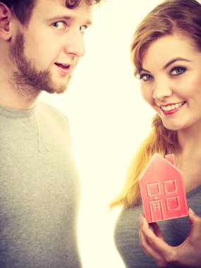 Genç çift ev sembolünü gösterirken girerler.