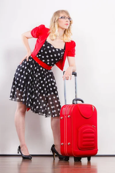 Elegante mujer de moda con maleta roja —  Fotos de Stock