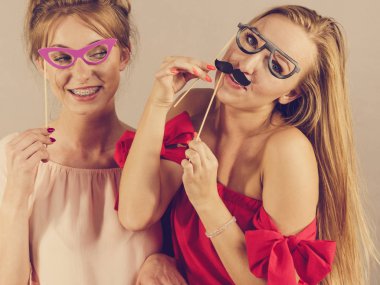 Parti dekorasyon maske sopa gözlük ile kadınlar