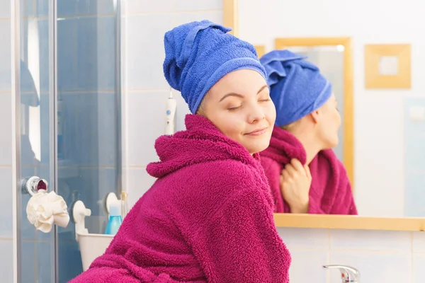 Kobieta w ręcznik po prysznicem — Zdjęcie stockowe