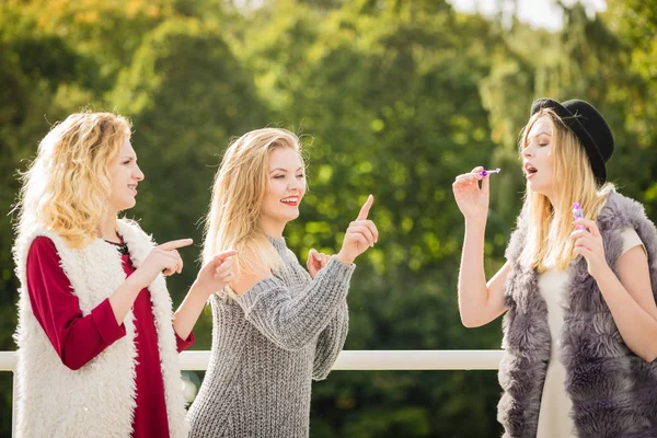 Vrouwen vrienden zeepbellen blazen. — Stockfoto