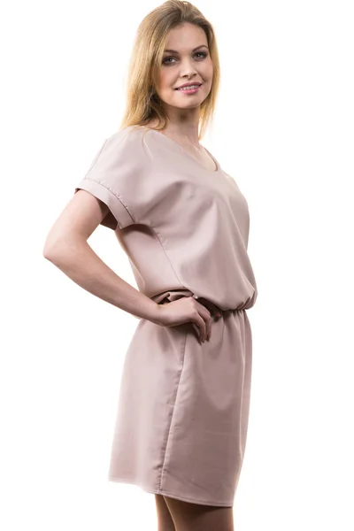 カジュアルなピンクのチュニック ドレスを着ている女性 — ストック写真