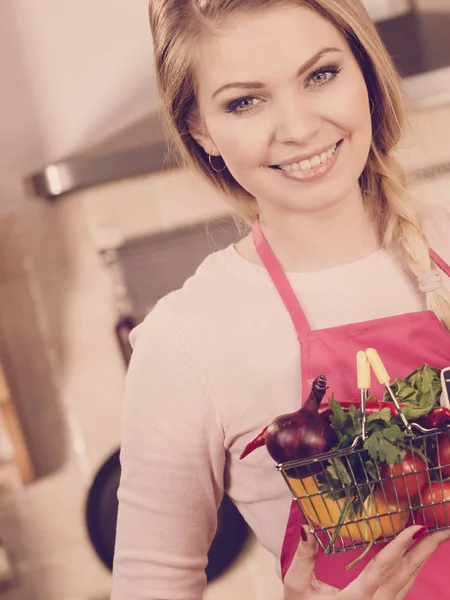 Mulher segurando backet compras com legumes — Fotografia de Stock