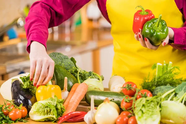 Vrouw paprika uit groenten plukken — Stockfoto