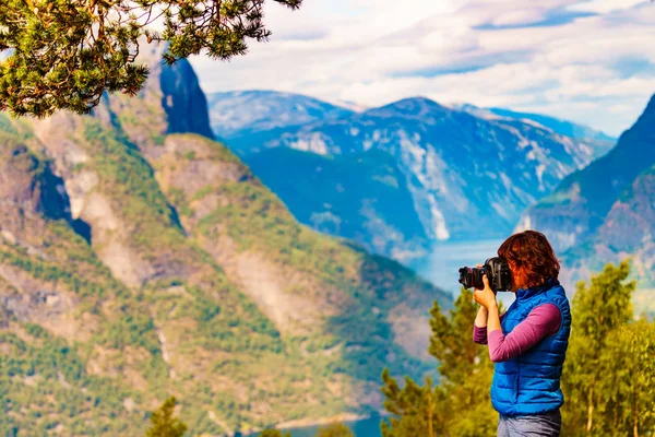 Turista en la naturaleza tomar fotos de viaje, Noruega — Foto de Stock