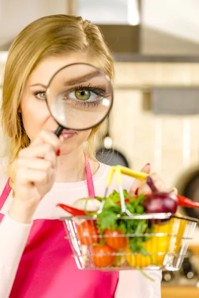 Donna che indaga shopping backet con verdure — Foto Stock