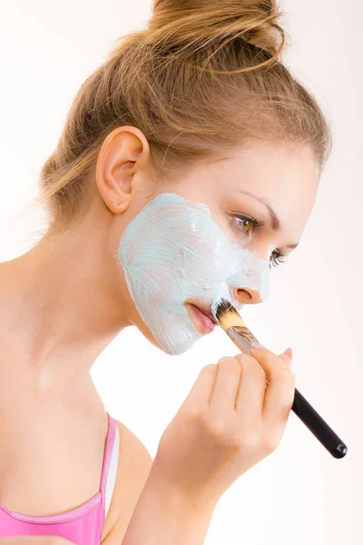 Meisje groene modder masker gezicht toepassen — Stockfoto