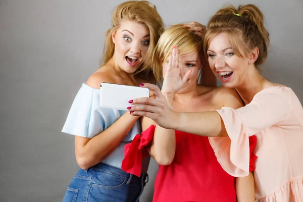 Mulheres na moda tomando selfie — Fotografia de Stock