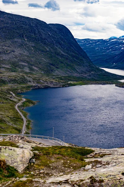 Djupvatnet gölü ve Dalsnibba Norveç yolu