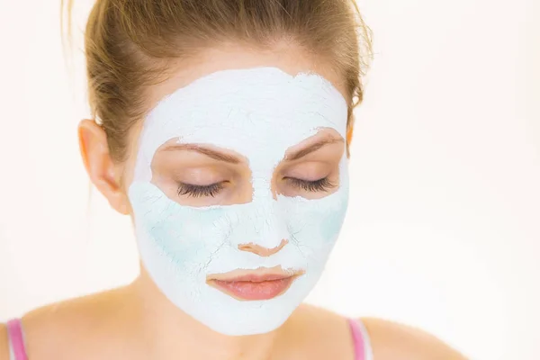 Meisje met groene modder masker op het gezicht — Stockfoto