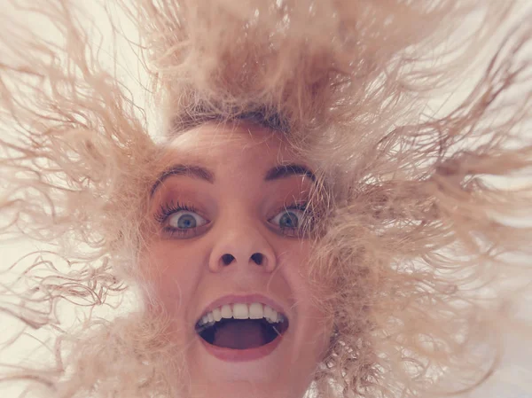 ウェットのブロンドの髪を持つ女性 — ストック写真